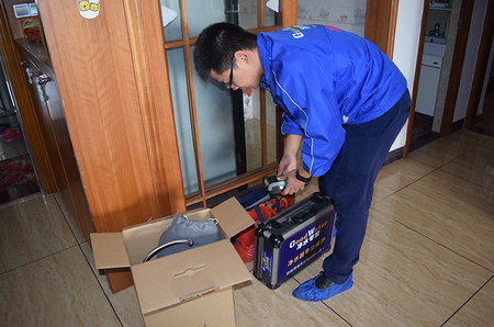 芯仔正在为客户的家庭用水做检测