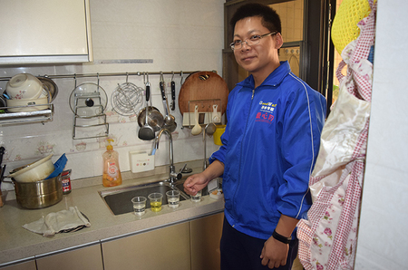 芯仔正在为客户的家庭用水做检测
