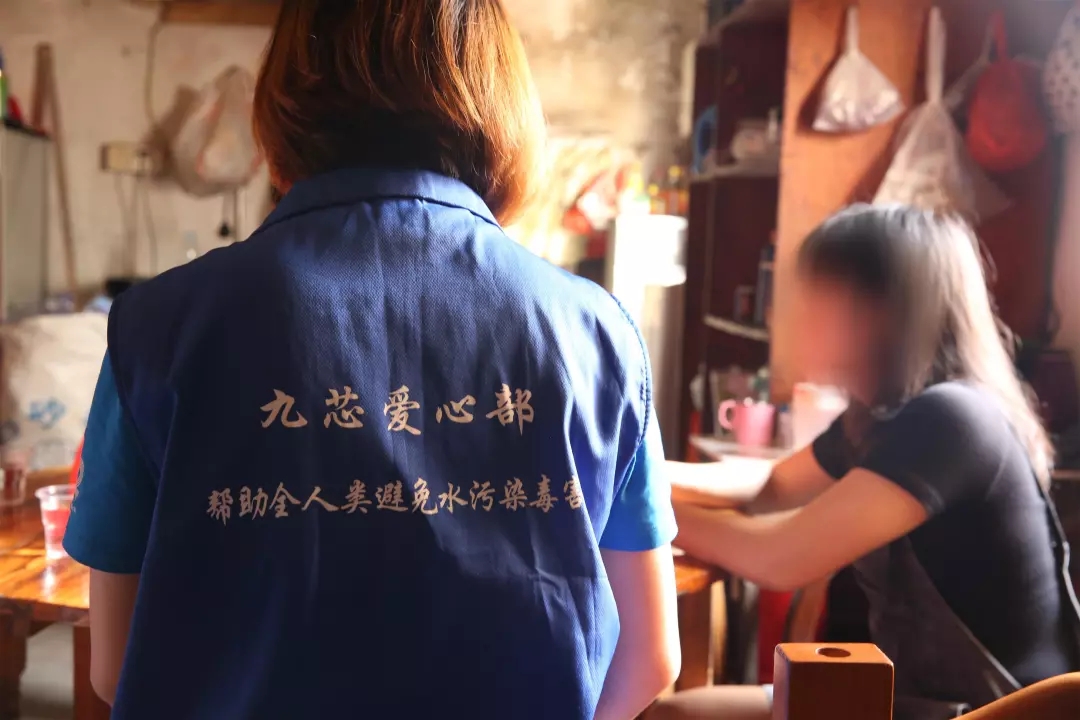 关爱地贫儿童，九芯净水慈善在行动